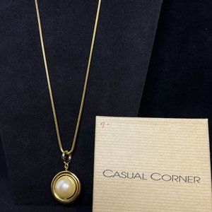 Casual Corner Gold Tone Snake Chain Necklace W/Large Faux Pearl Pendant (4210)